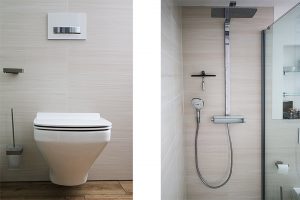 Wand-WC vor naturbelassenem Steinfliesen-Design / Dusche mit Regenpaneel vor naturbelassenem Steinfliesen-Design