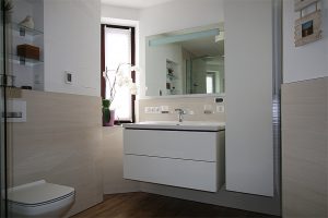 Waschtischanlage in weiß mit beleuchtetem Wandspiegel