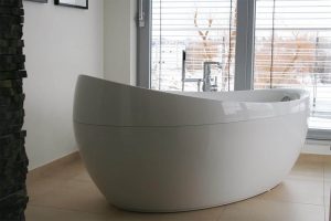 Freistehende, moderne Badewanne in runder Form